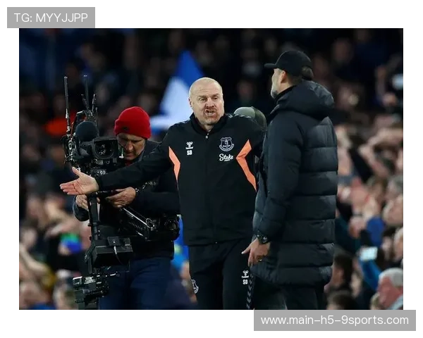 足球教练在场边睡着